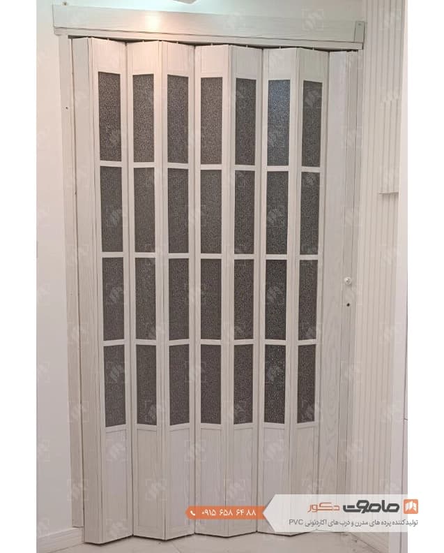 درب آکاردئونی pvc پنجره دار رنگ سفید طلایی کد P-12