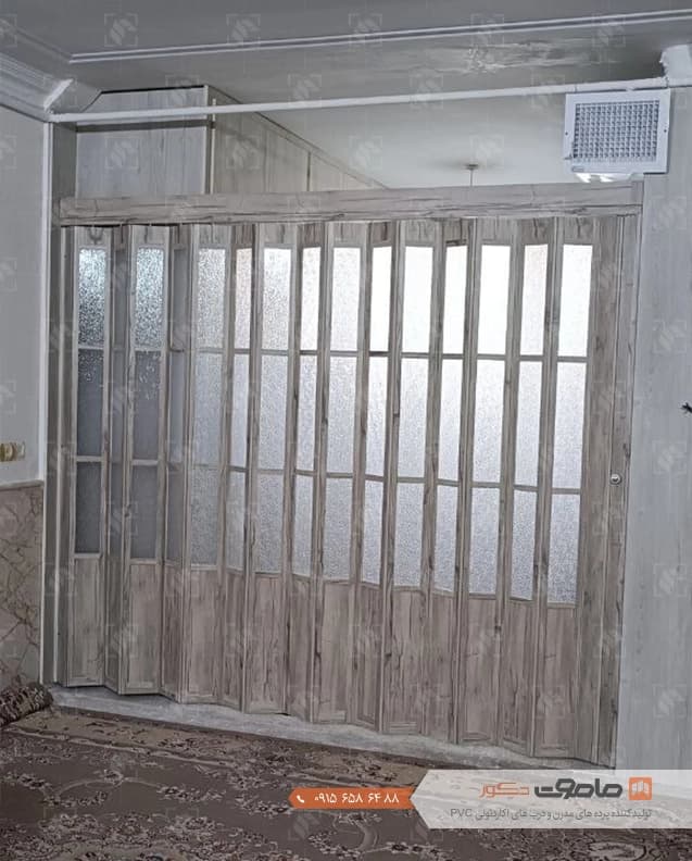 درب آکاردئونی pvc پنجره دار رنگ کاج کد P-13