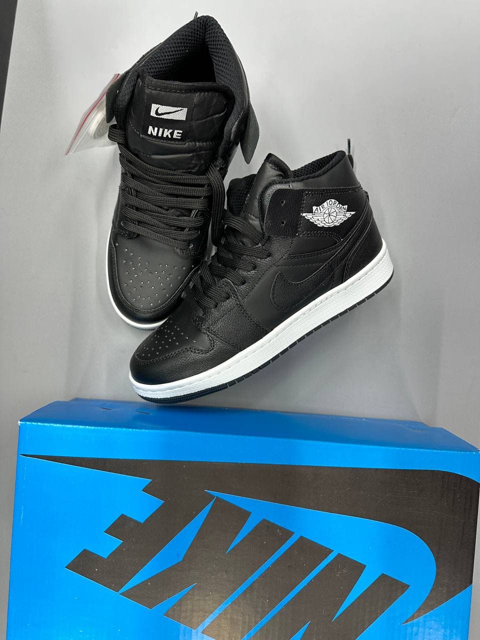 ایر جردن 1 دخترانه مشکی زیره سفید — تصویر ۲
