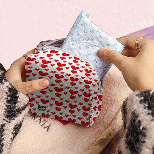کیف پد بهداشتی فیوری مدل قلب طرح love کد 2256 fiory — تصویر ۴