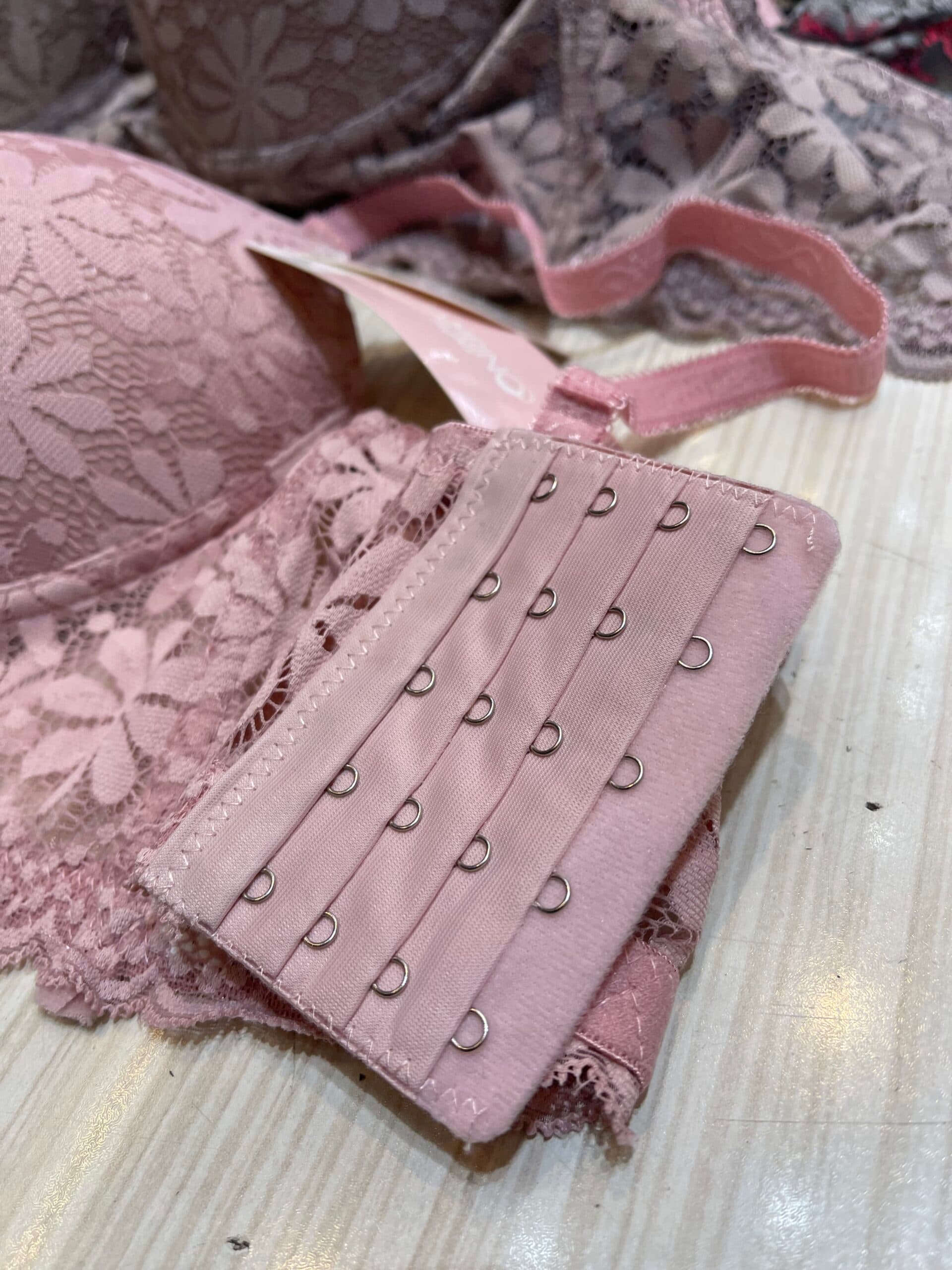 سوتین زنانه اسفنجی جکدار گیپوری کش پهن وارداتی کد 602 مارک بامبین ( بسته ۱۲ تایی ) — تصویر ۴