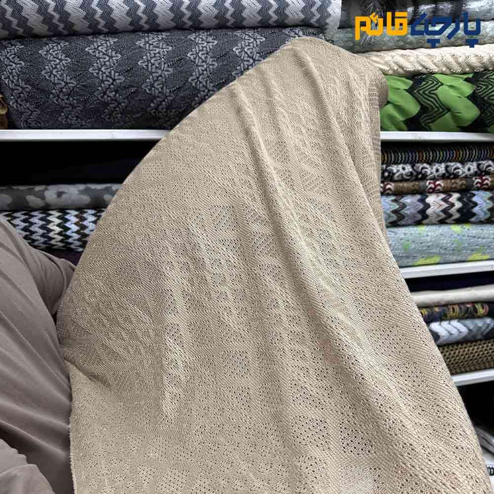 پارچه پاییزه و زمستانه بافت ظریف طرح لوزی رنگ نسکافه ای عرض 150 کد 14043