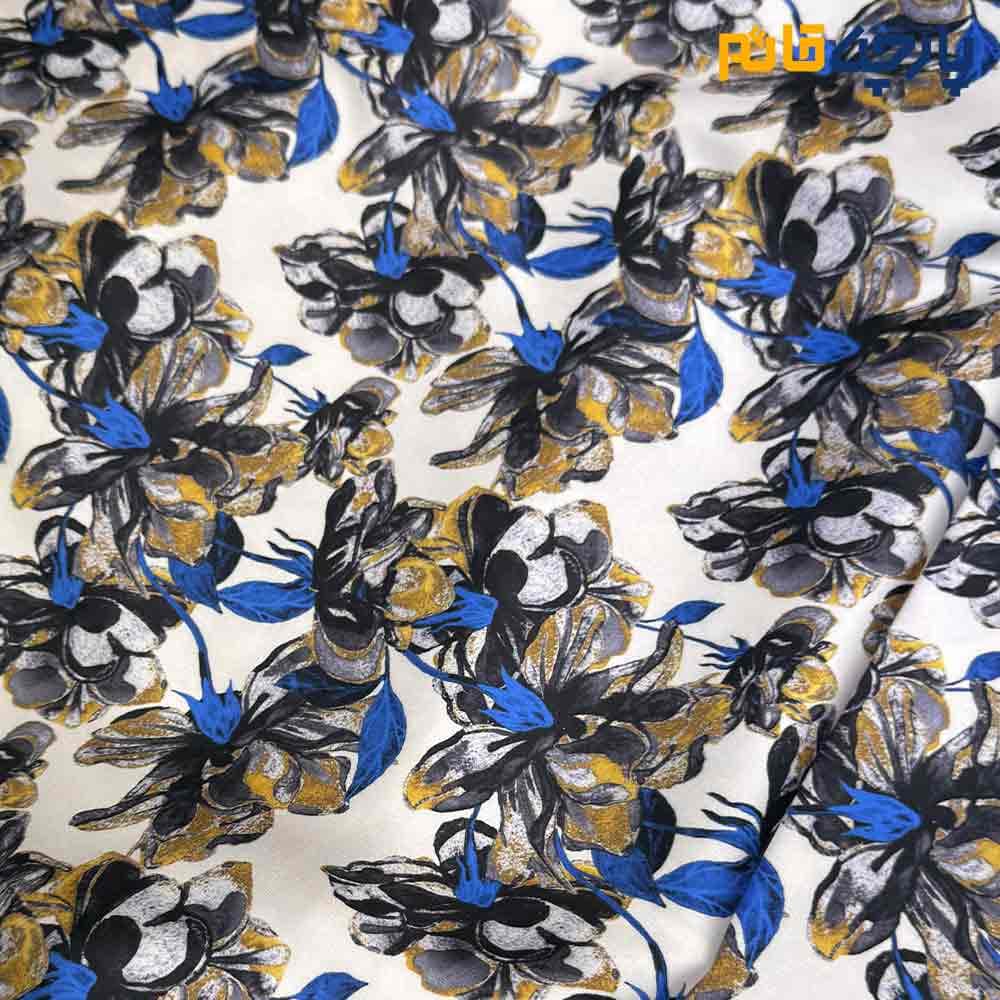 پارچه مجلسی سیلک ابریشم طرحدار زمینه سفید کرم روشن گل درشت آبی شاد عرض 150 کد 13917 — تصویر ۲