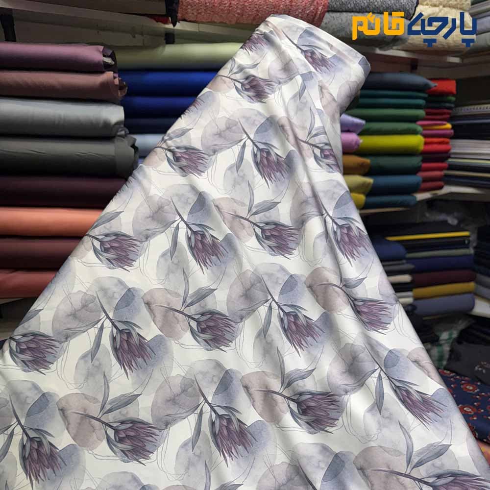 پارچه مجلسی سیلک ابریشم طرحدار زمینه سفید طوسی گل درشت عنابی عرض 150 کد 13906