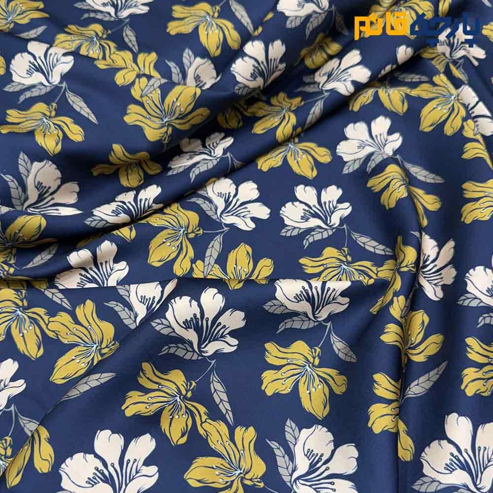 پارچه مجلسی سیلک ابریشم طرحدار زمینه سرمه ای گل طلایی خردلی عرض 150 کد 13863 — تصویر ۲