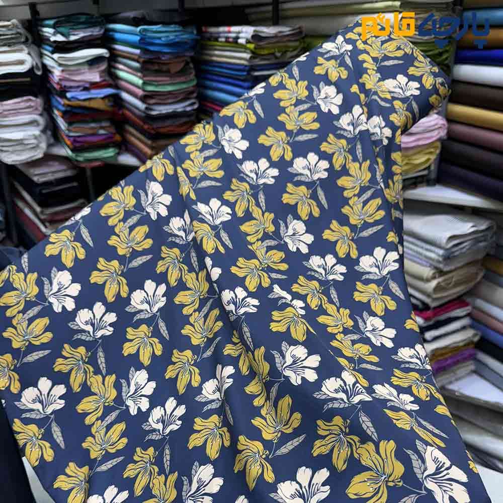 پارچه مجلسی سیلک ابریشم طرحدار زمینه سرمه ای گل طلایی خردلی عرض 150 کد 13863