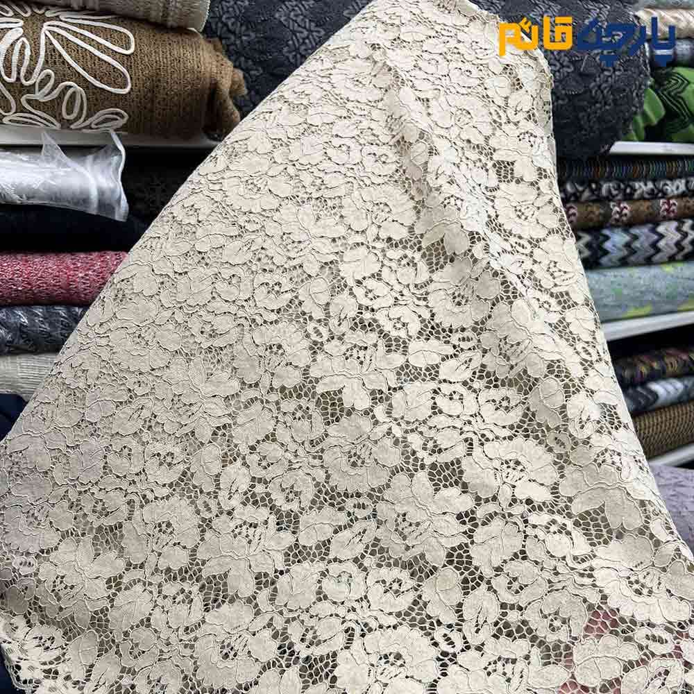 پارچه مجلسی دانتل کتان رنگ کرم طلایی دو طرف حاشیه عرض ۱۵۰ کد 13773