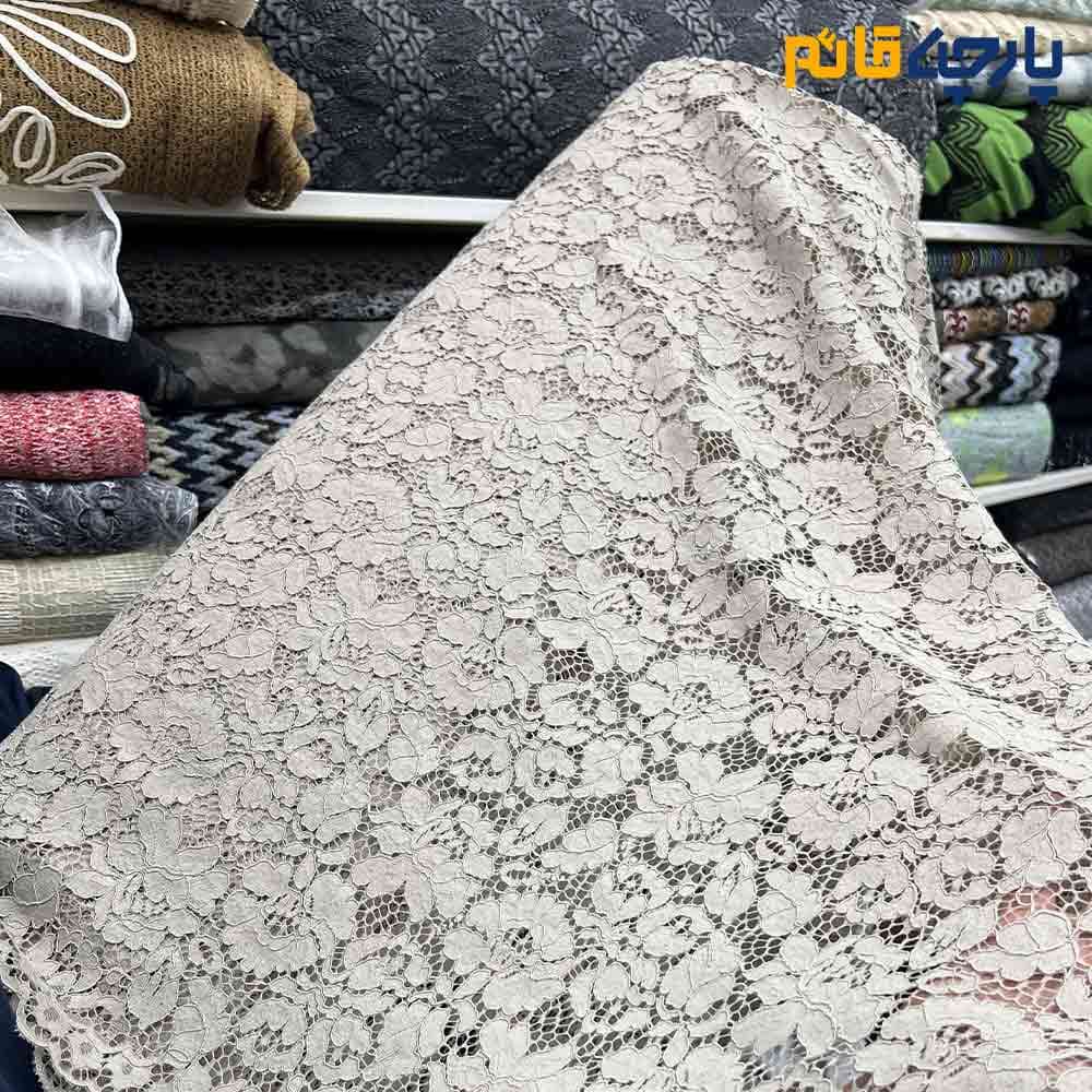 پارچه مجلسی دانتل کتان رنگ کرم نسکافه ای دو طرف حاشیه عرض ۱۵۰ کد 13765
