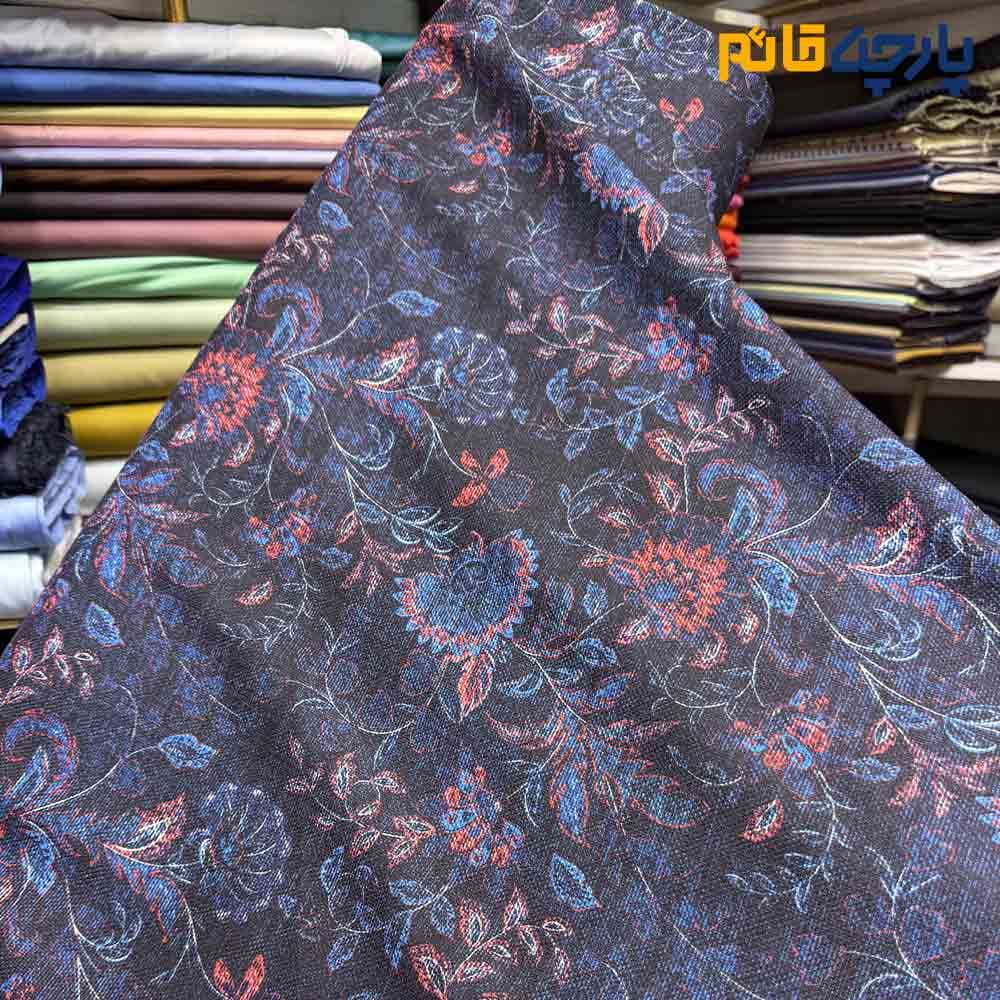 پارچه پاییزه و زمستانه شانتون بیسکوییتی طرحدار زمینه سرمه ای گل قرمز عرض 150 کد 13630