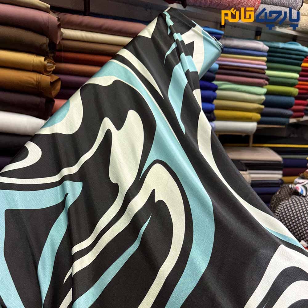 پارچه مجلسی سیلک ابریشم طرحدار طرح راه منحنی پیات رنگ آبی فیروزه ای و مشکی عرض 150 کد 13621