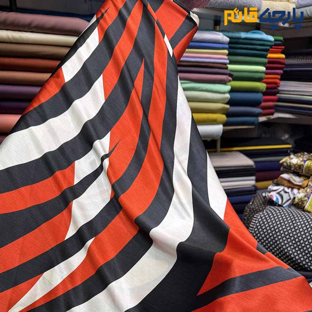 پارچه مجلسی سیلک ابریشم طرحدار طرح راه منحنی پیات رنگ قرمز و مشکی عرض 150 کد 13616