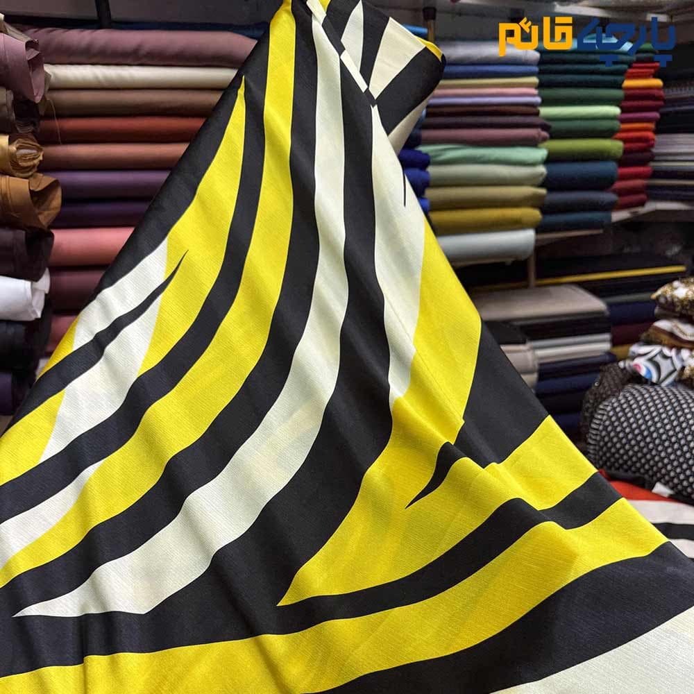 پارچه مجلسی سیلک ابریشم طرحدار طرح راه منحنی پیات رنگ زرد و مشکی عرض 150 کد 13608