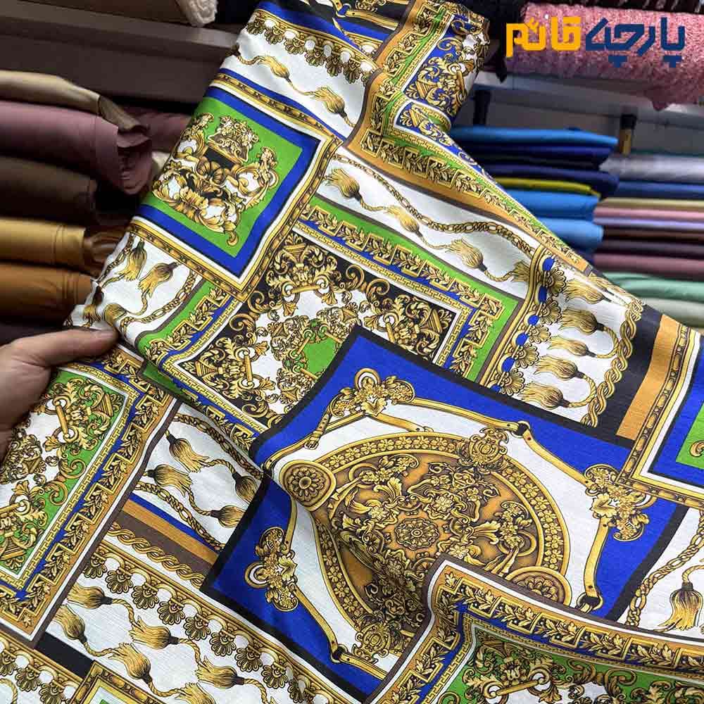 پارچه مجلسی سیلک ابریشم طرحدار طرح کتیبه رنگ زرشکی آبی فیروزه ای عرض 150 کد 13604