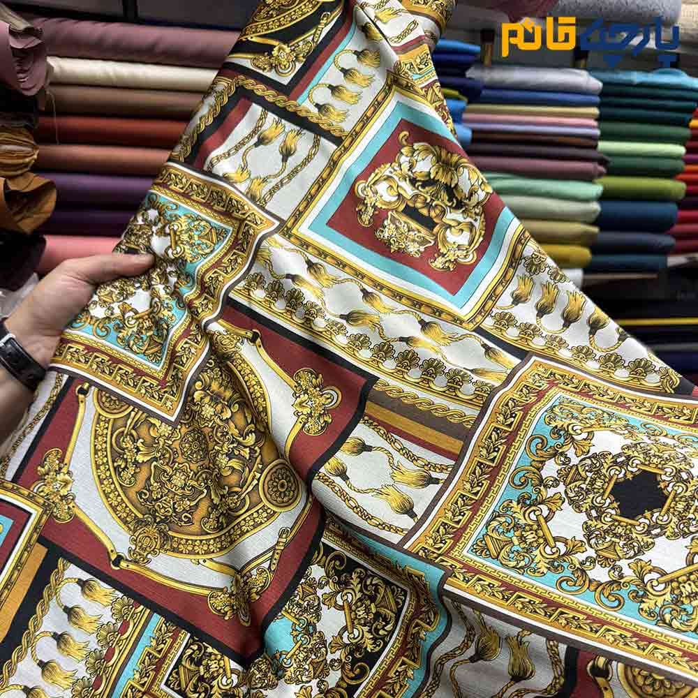 پارچه مجلسی سیلک ابریشم طرحدار طرح کتیبه رنگ زرشکی آبی فیروزهای عرض 150 کد 13595