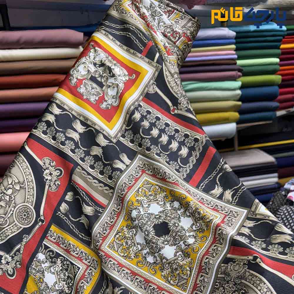 پارچه مجلسی سیلک ابریشم طرحدار طرح کتیبه رنگ قرمز طلایی عرض 150 کد 13588