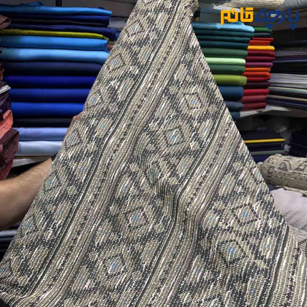 پارچه پاییزه و زمستانه بافت تریکو طرح موناکو ریز رنگ کرم طلایی با آبی عرض150 کد 13572