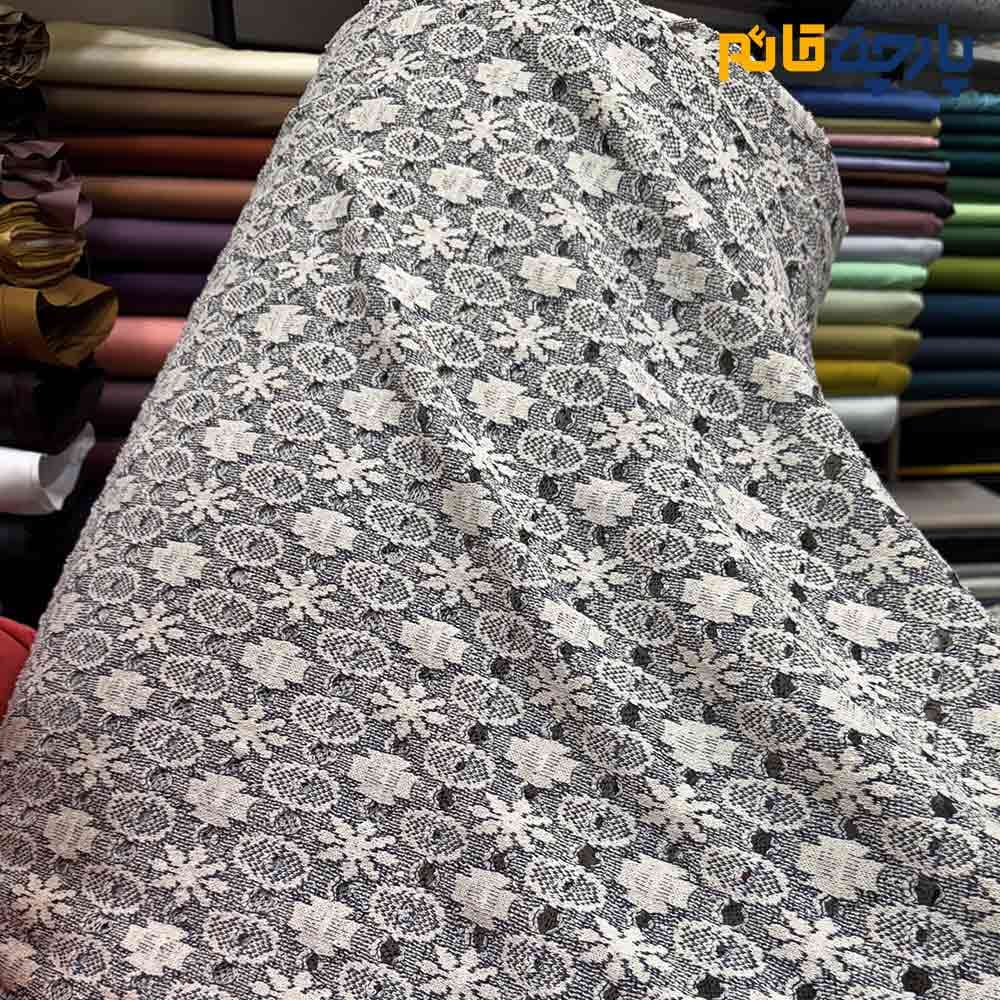 پارچه پاییزه و زمستانه بافت تریکو نخ سرمه ای با زمینه کرم عرض150 کد 13515