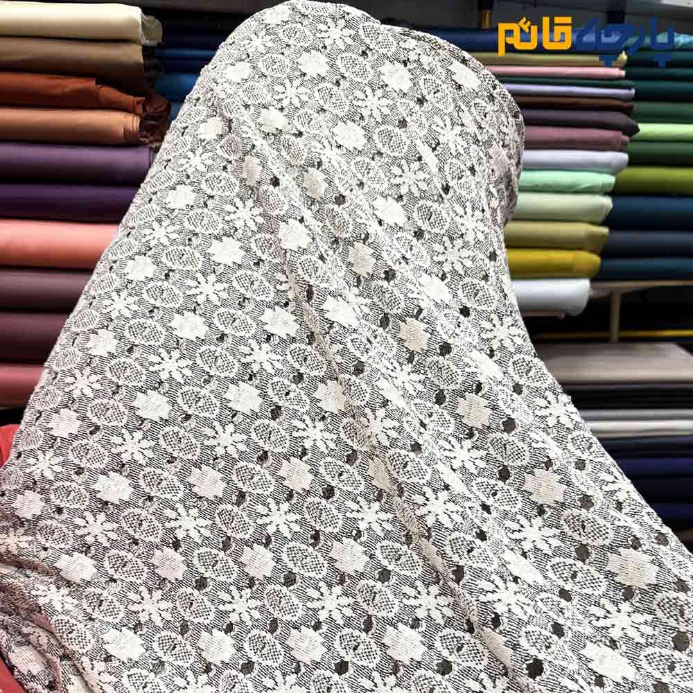 پارچه پاییزه و زمستانه بافت تریکو نخ مشکی با زمینه کرم عرض150 کد 13506