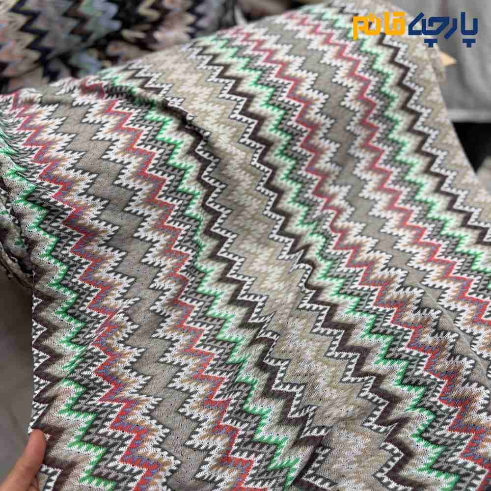 پارچه بهاره و تابستانه میسونی طرح متوسط سبز و صورتی عرض ۱۵۰ کد:۱۳۱۲۰