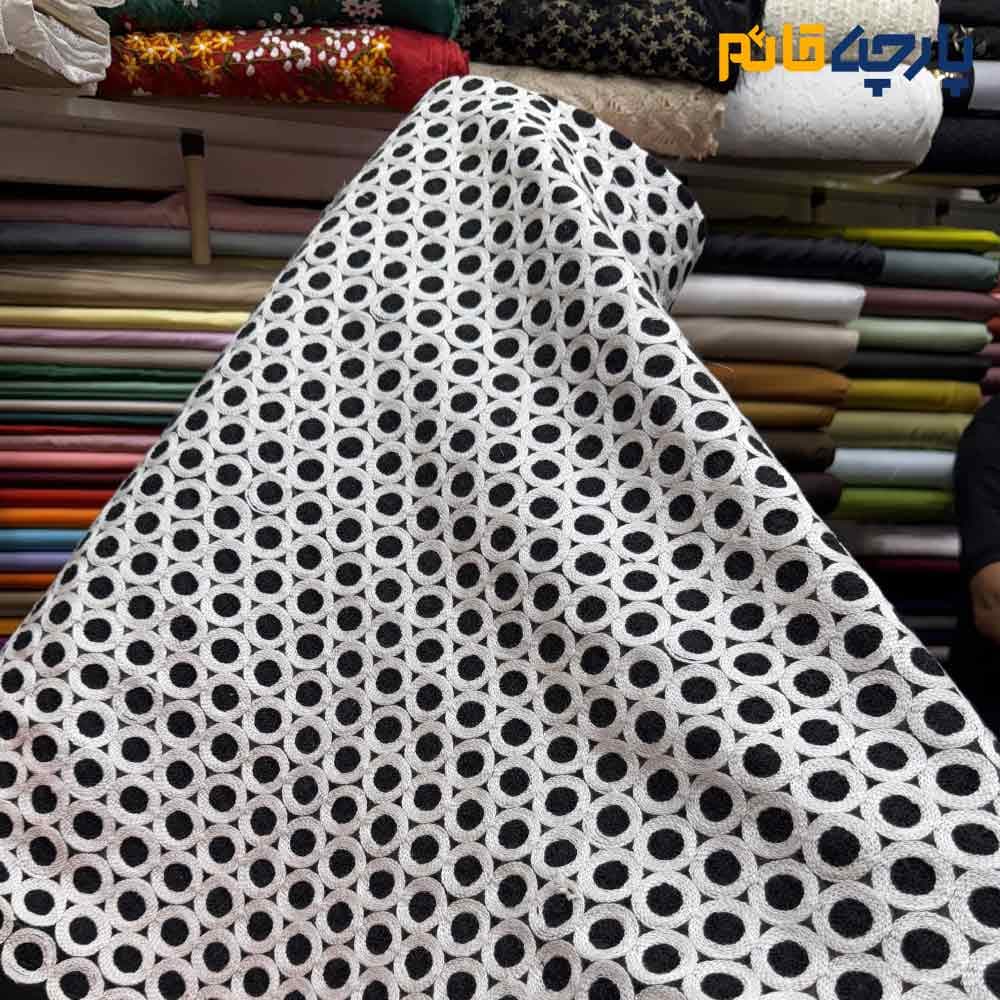 پارچه مجلسی تورکتان طرح دایره سفید و مشکی پرکار عرض 150 کد 12796 — تصویر ۲