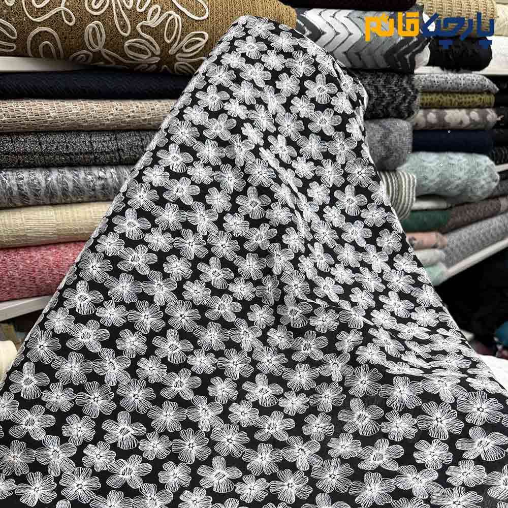 پارچه مجلسی تور کتان خاص زمینه مشکی با طرح سفید پر کار عرض 150 کد 12725