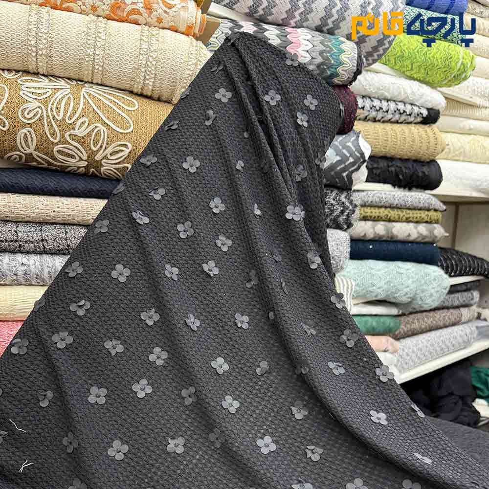 پارچه مجلسی تور کتان گل برجسته طرح ریز رنگ مشکی کشی عرض 150 کد 12715