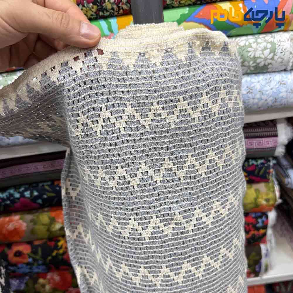 پارچه لینن طرحدار هندی طرح کوبیسم رنگ زمینه طوسی روشن طرح کرم عرض ۱۵۰ کد 12582