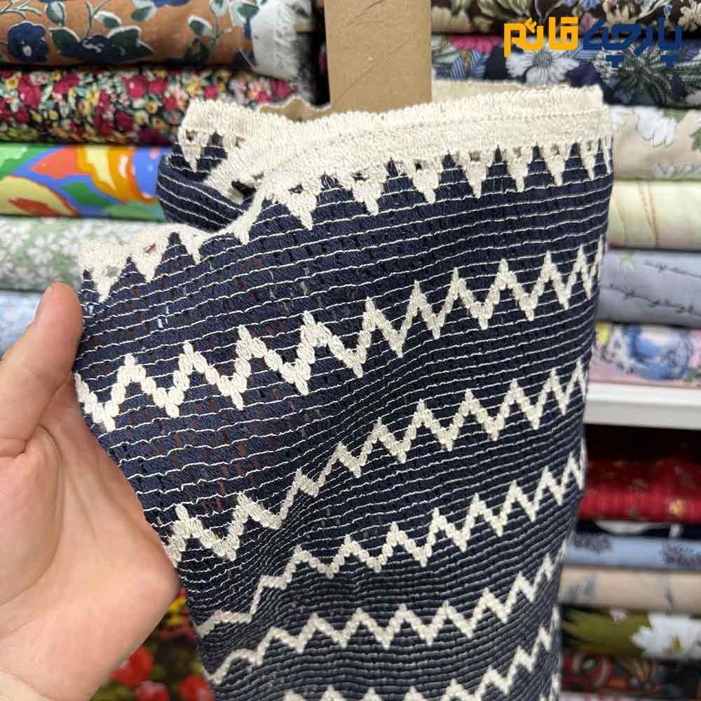 پارچه لینن طرحدار هندی طرح کوبیسم رنگ زمینه سرمه ای طرح کرم عرض ۱۵۰ کد 12578