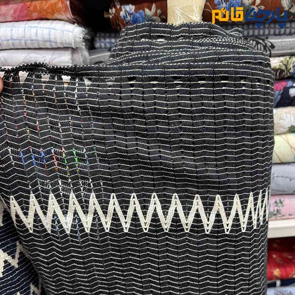 پارچه لینن طرحدار هندی طرح کوبیسم رنگ زمینه مشکی طرح کرم عرض ۱۵۰ کد 12569