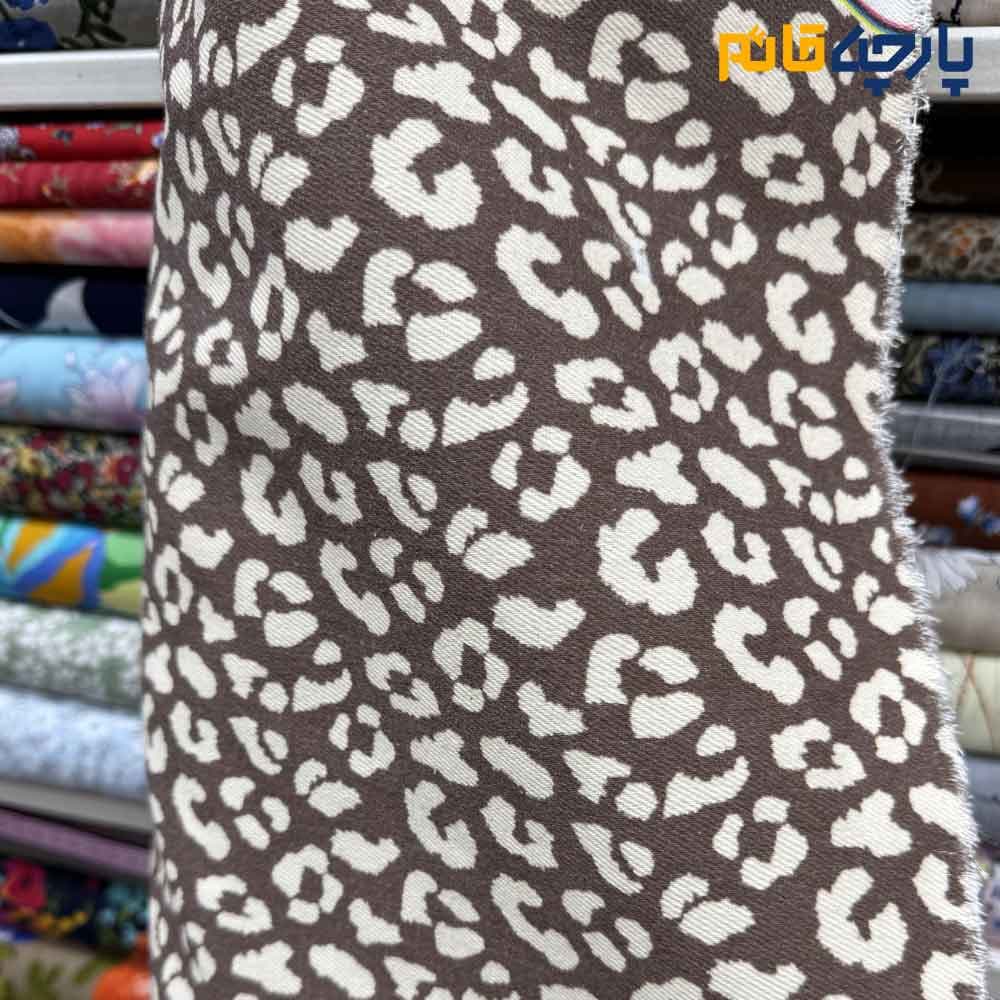 جین طرحدار سنگشور طرح خاص سفید (آفوایت)طرح قهوه ای پلنگی عرض ۱۵۰ کد 12517