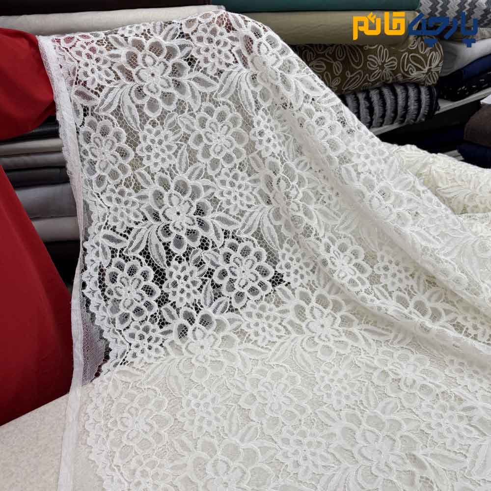 پارچه مجلسی دانتل رنگ سفید طرح گل متوسط برجسته عرض ۱۵۰ کد 12495