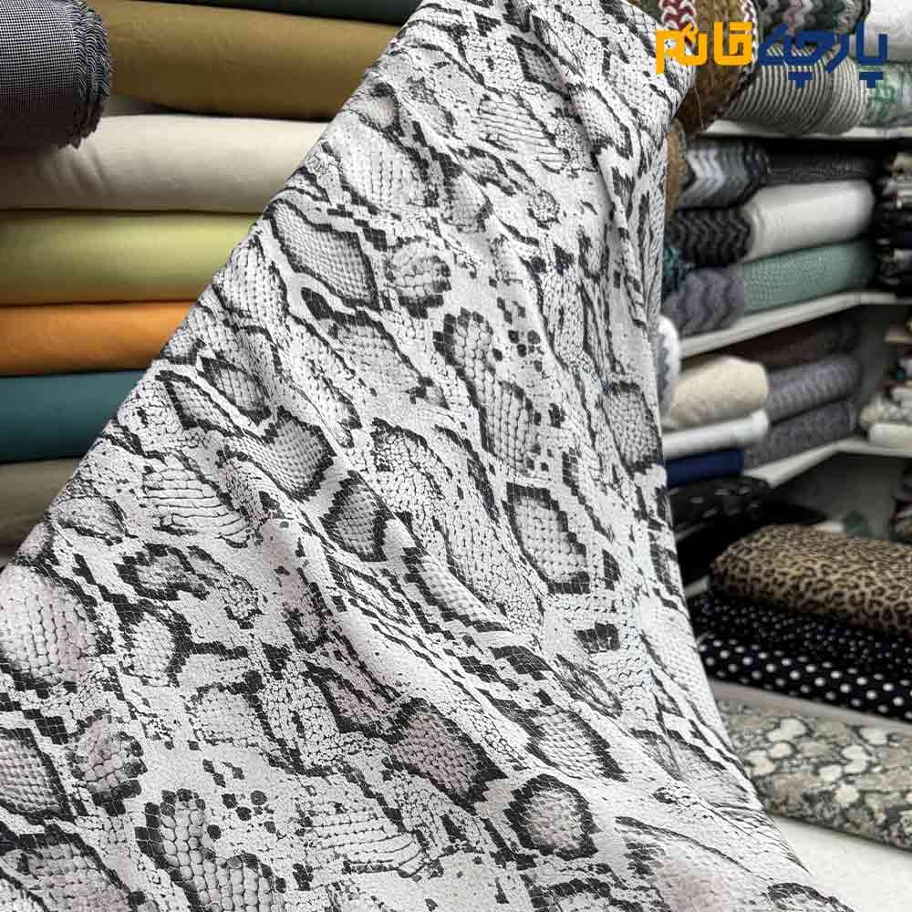 پارچه تابستانه کرپ نخ طرح پوست ماری زمینه سفید طرح طوسی عرض ۱۵۰ کد 12295
