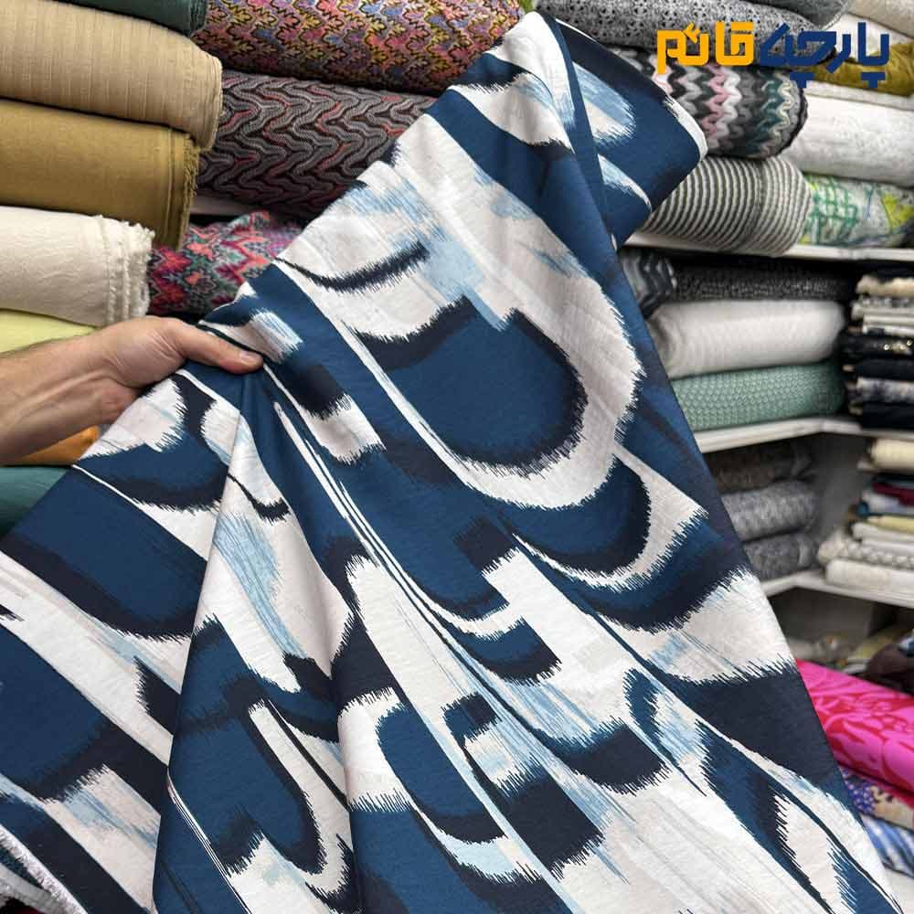 پارچه لینن طرحدار ریکو نخ ایتالیایی هندسی درشت زمینه آبی سبز و کرم عرض 150 کد 12161 — تصویر ۲
