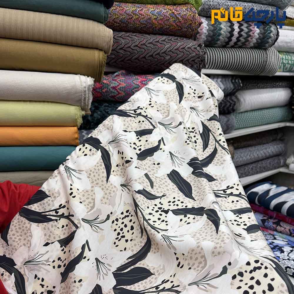 پارچه لینن طرحدار ریکو نخ ایتالیایی گل درشت و برگ زمینه کرم روشن عرض 150 کد 12147