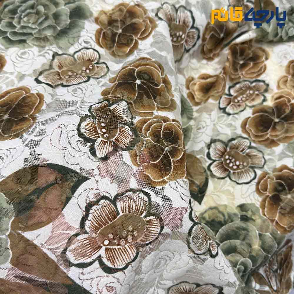 پارچه مجلسی دانتل کشی زمینه روشن طرح گل قهوه ای سبز عرض 150 کد 12052 — تصویر ۳
