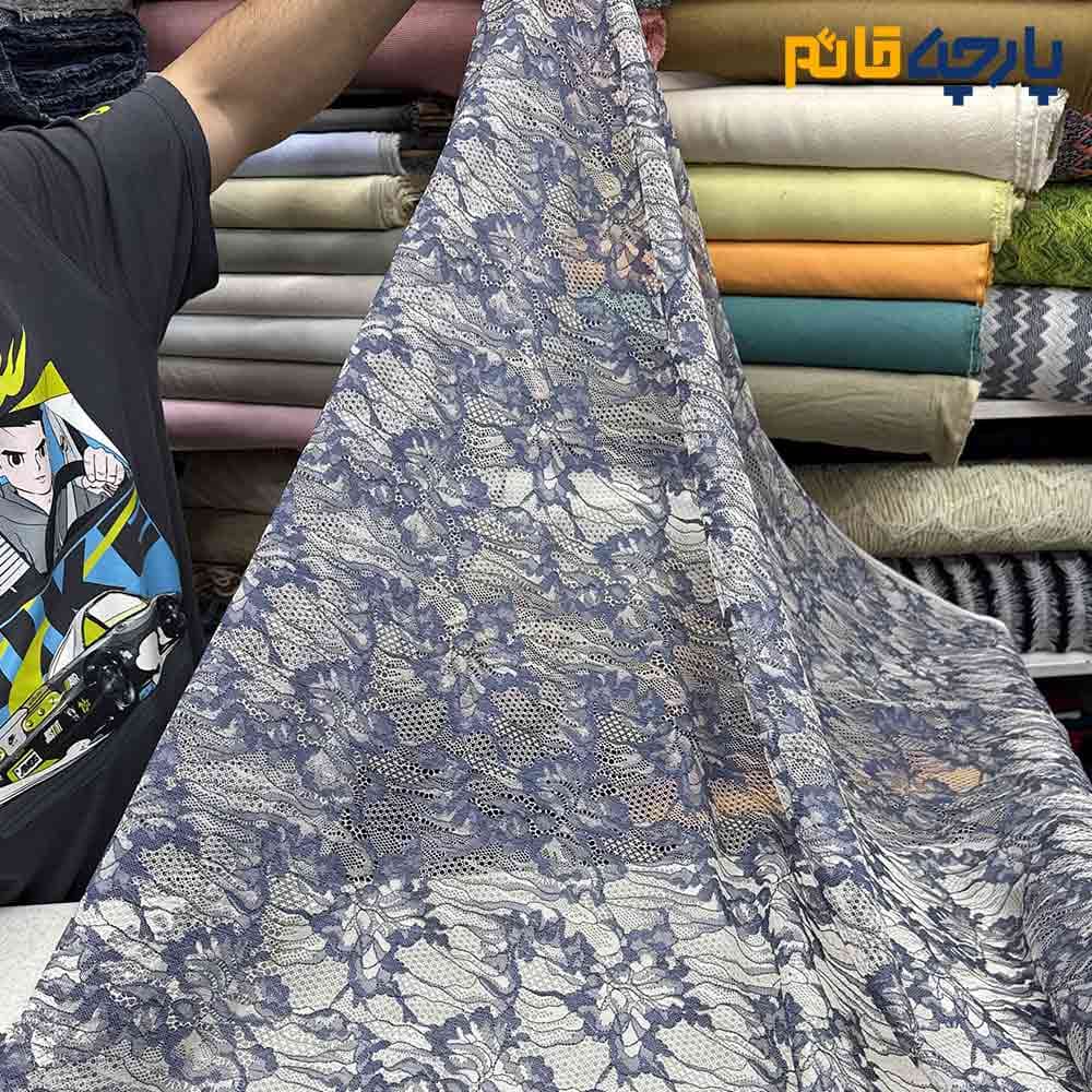 پارچه مجلسی دانتل زمینه روشن طرح متوسط آبی جین عرض 150 کد 12045