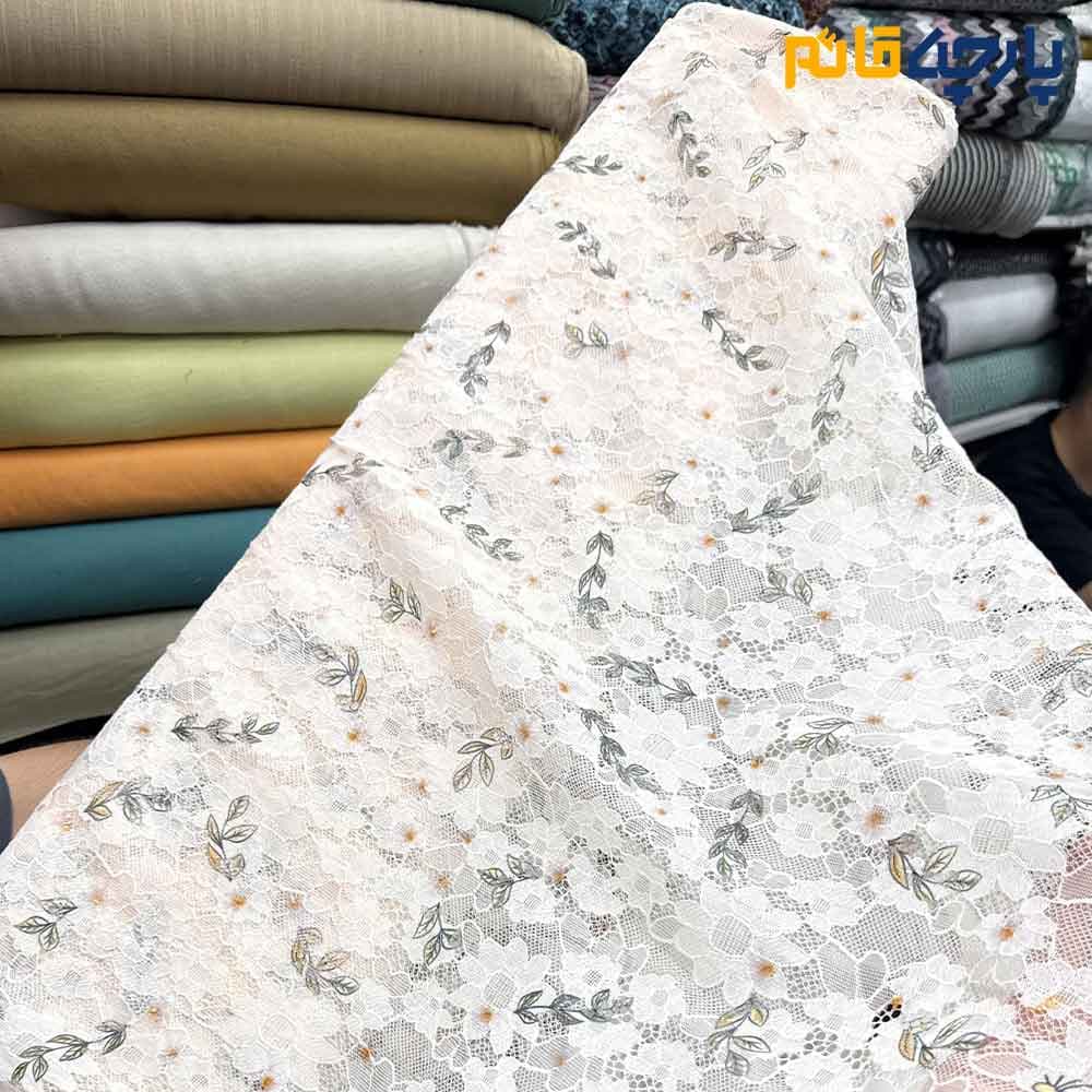 پارچه مجلسی دانتل کره ای زمینه شیری گلبهی طرح خاص عرض 150 کد 12038