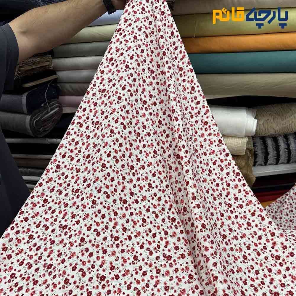پارچه لینن طرحدار ایتالیایی پلاس زمینه سفیدگل ریز قرمز عرض 150 کد 12029