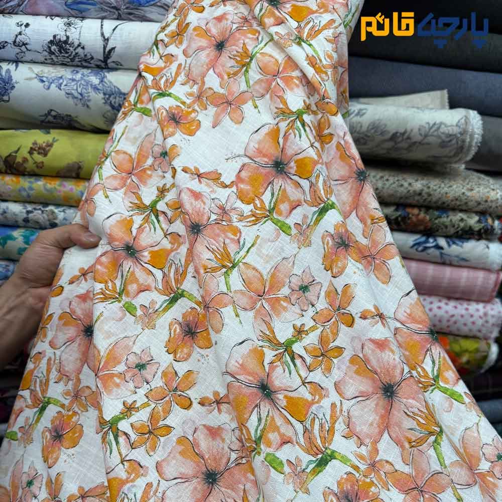 پارچه بهاره تابستانه لینن طرحدار ایتالیایی زمینه سفید آفوایت گل نارنجی هلویی کد ۷۱۳۵
