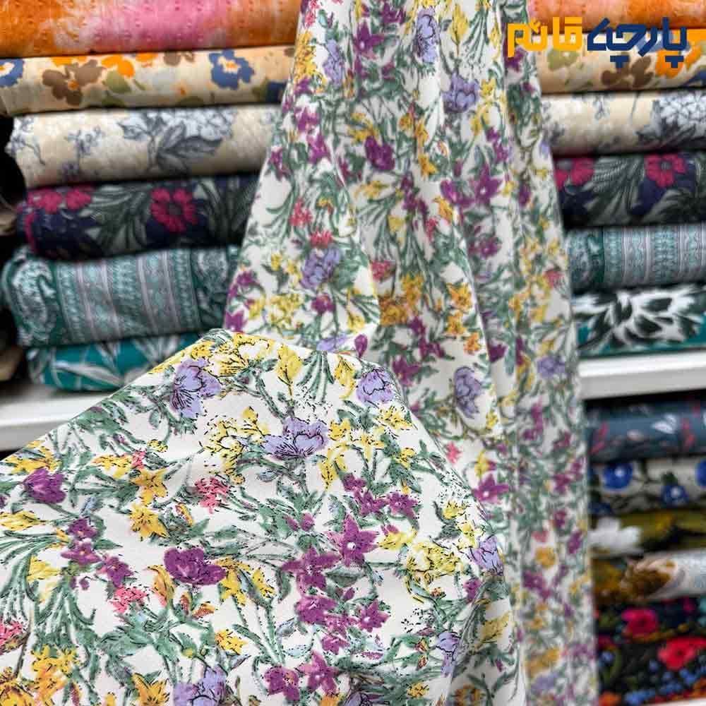 پارچه کرپ نخ طرحدار زمینه کرم روشن گل رنگی عرض ۱۵۰ کد 11555