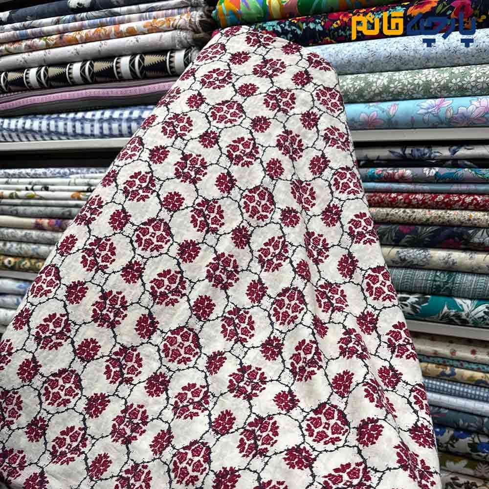 پارچه بهاره تابستانه وال طرحدار زمینه کرم طرح زرشکی عرض ۱۵۰ کد11253