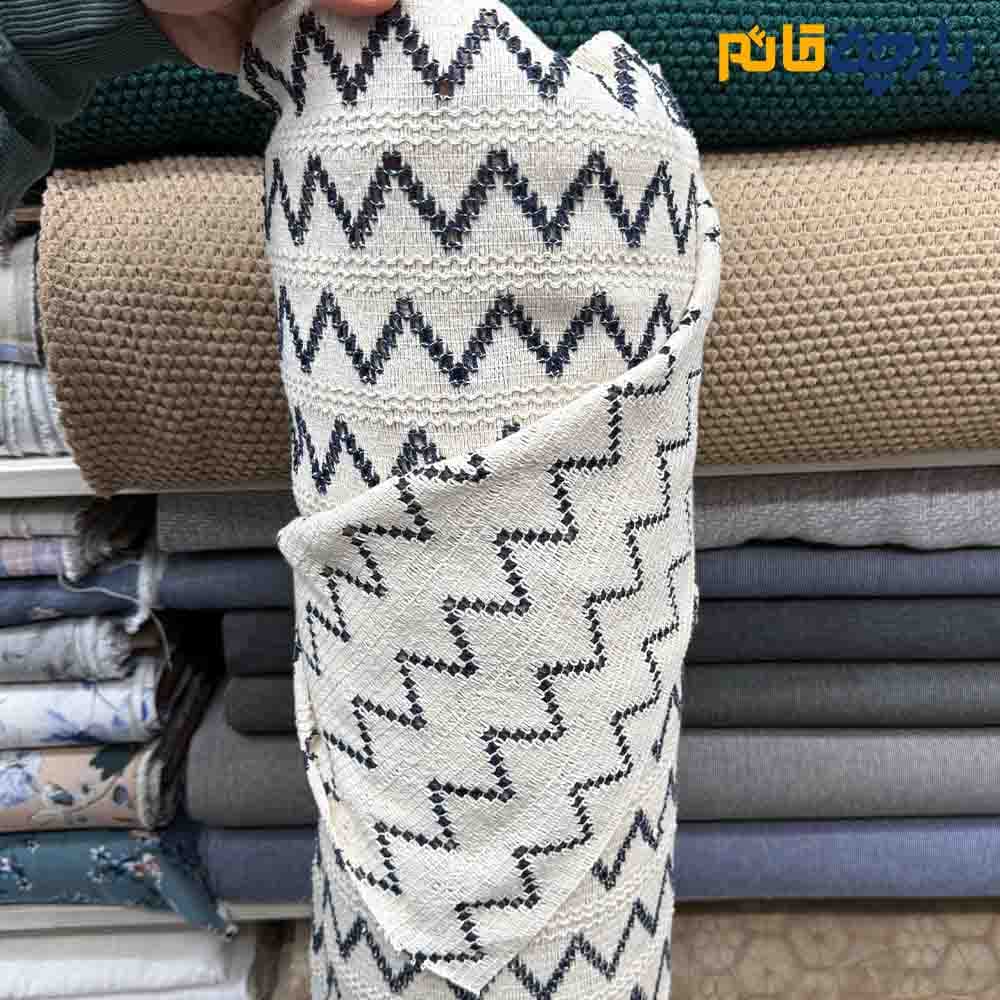 پارچه بهاره و تابستانه لینن طرحدار هندی طرح میسونی رنگ کرم طبیعی(نچرال) باسرمه ای تیره کد ۱۰۵۱۱