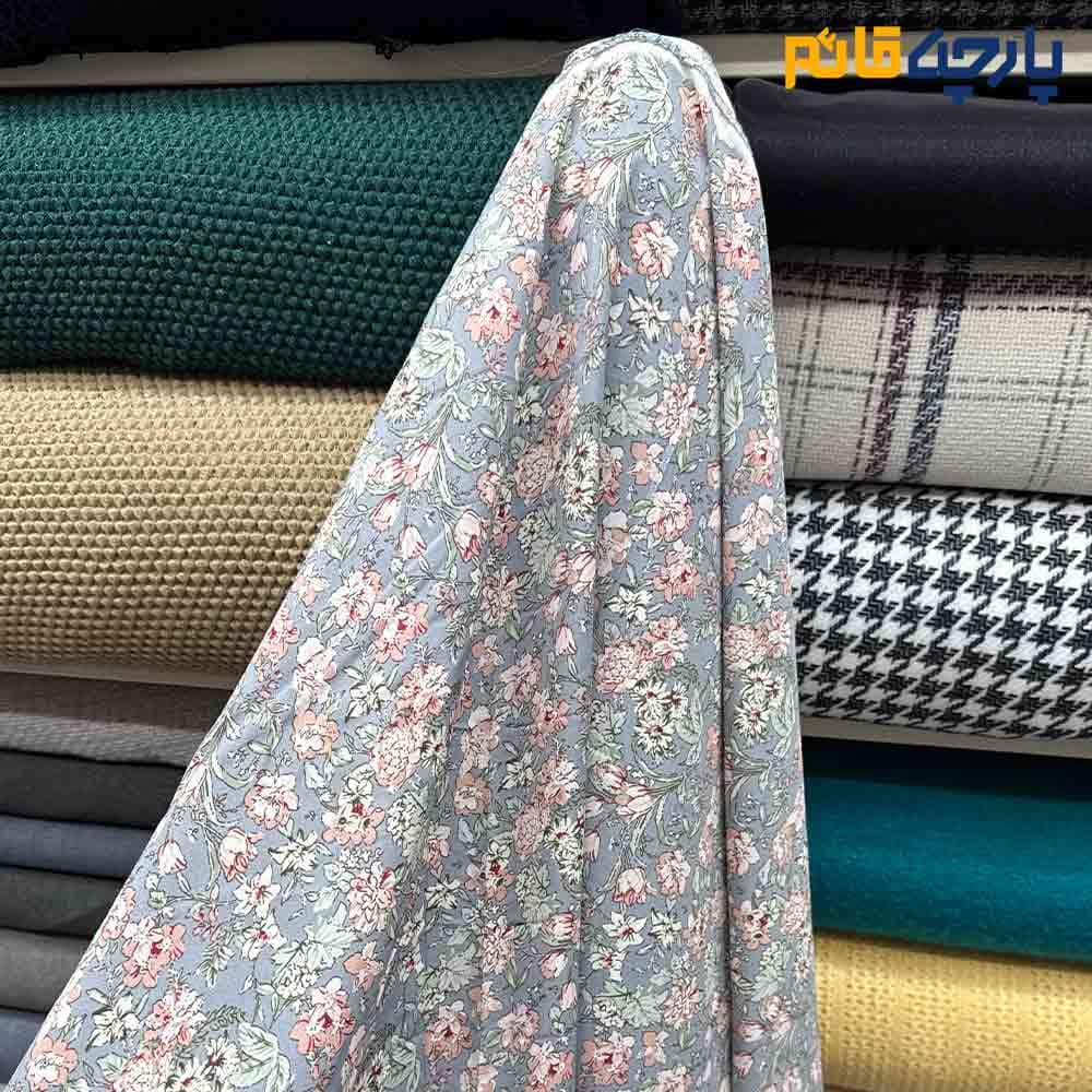 پارچه بهاره و تابستانه کرپ نخ طرحدار گل متوسط رنگی زمینه طوسی روشن کد10084