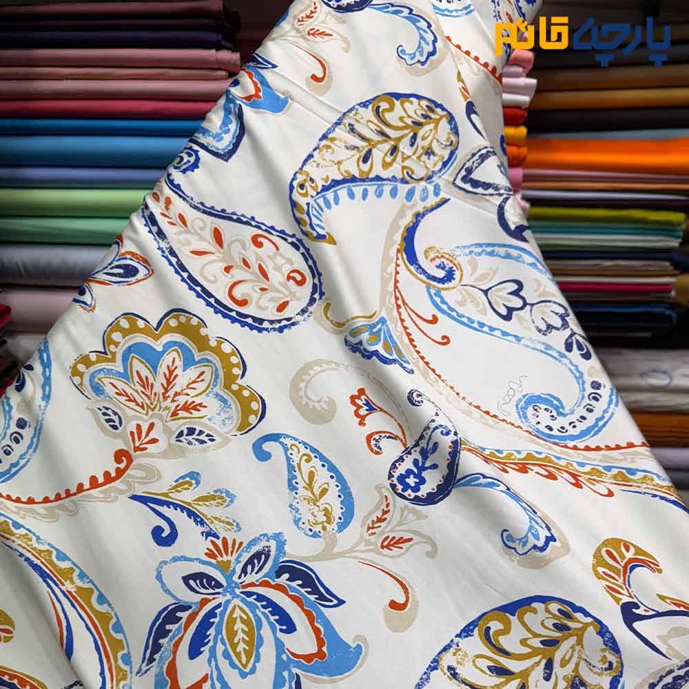 پارچه مجلسی سیلک طرحدار طرح بته جقه آبی کاربنی زمینه کرم شیری کد9951