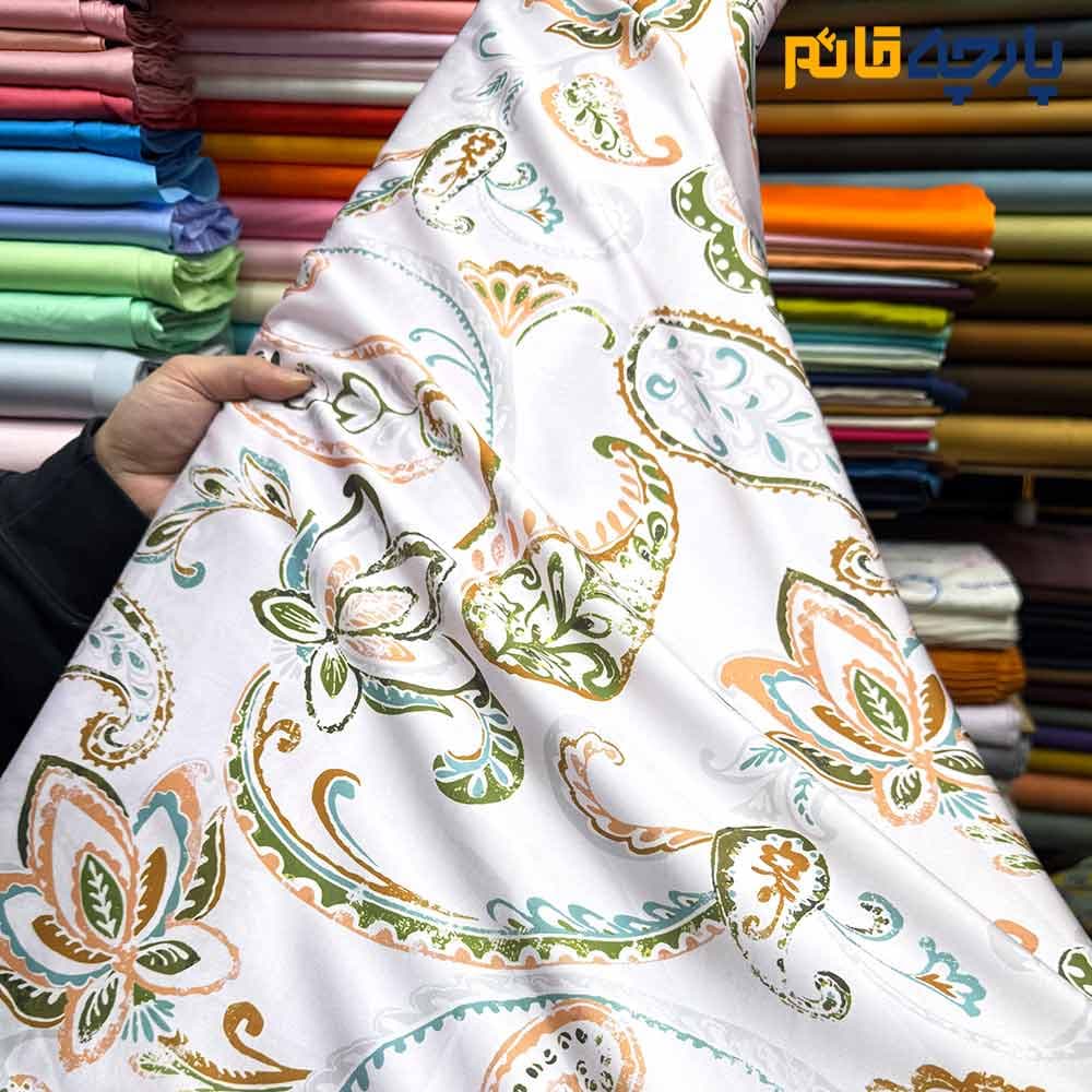 پارچه مجلسی سیلک طرحدار طرح بته جقه سبز و نارنجی زمینه روشن کد9947