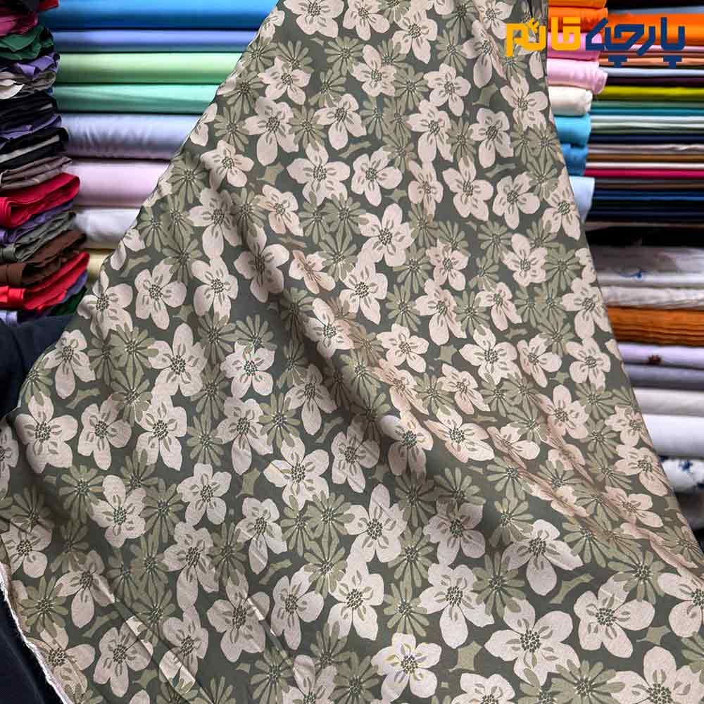 پارچه بهاره تابستانه سیلک نخ طرحدار زمینه رنگ سبز زیتونی با گل کرم متوسط کرم نسکافه ای کد9923