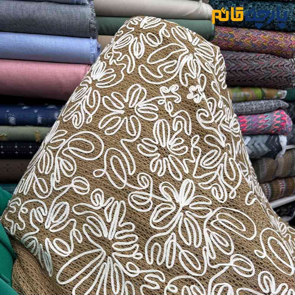 پارچه مجلسی تور کتان کره ای زمینه کرم تیره ربان دوزی خاص کد9861