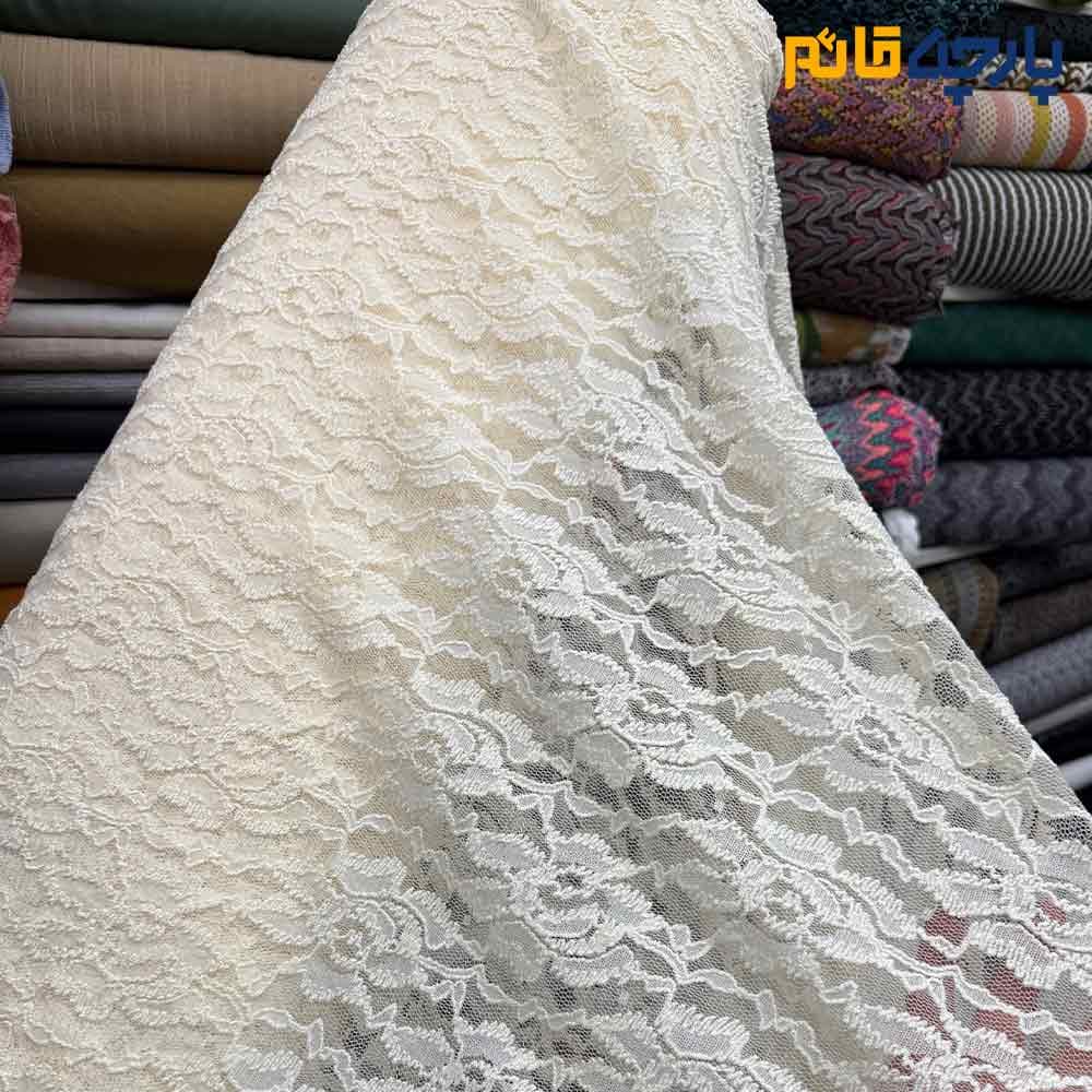 پارچه مجلسی دانتل قیطون دوزی کشی رنگ کرم طبیعی طرح گل متوسط کد 9710