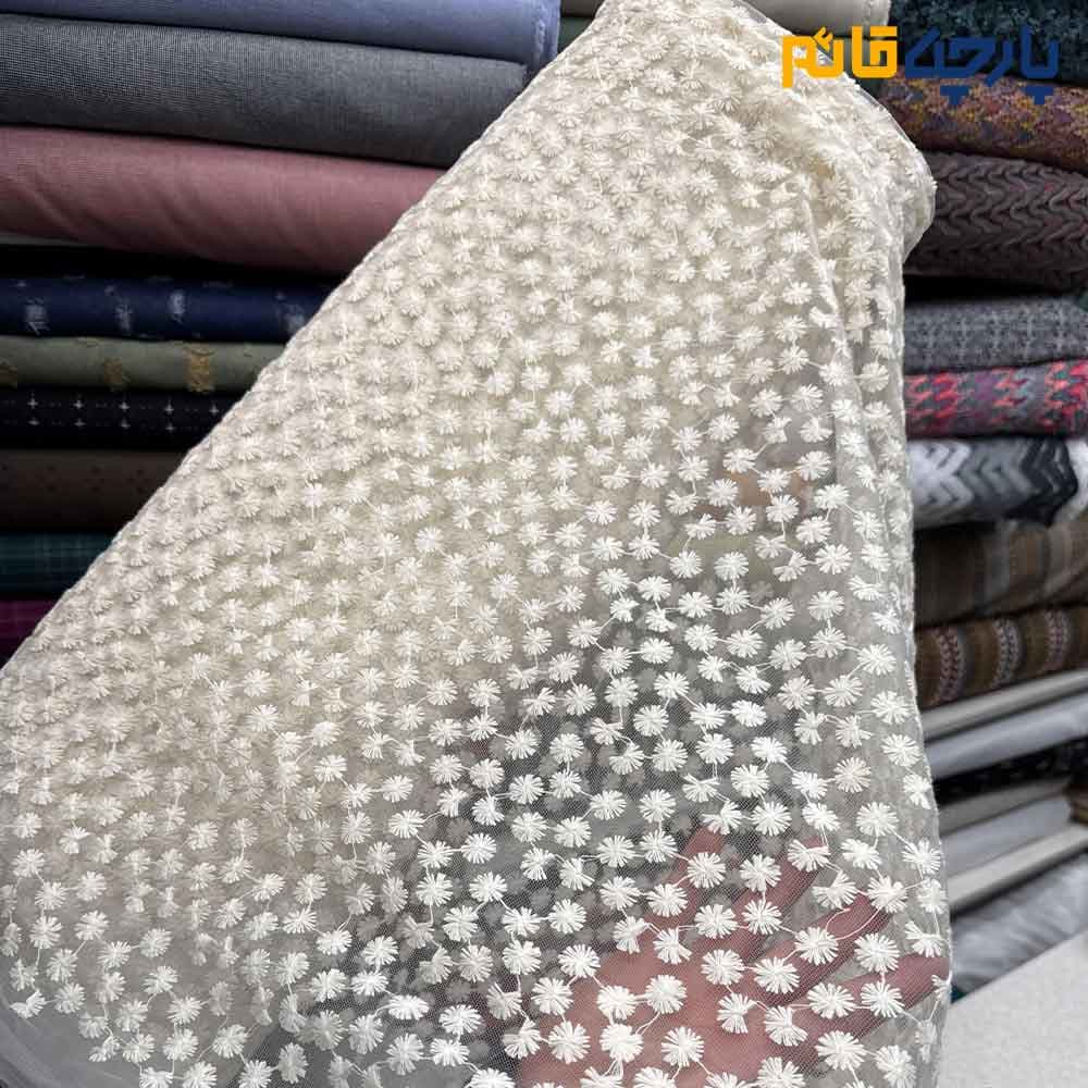 پارچه مجلسی تور کتان ایتالیایی گل شکوفه ای رنگ کرم طبیعی کد9639