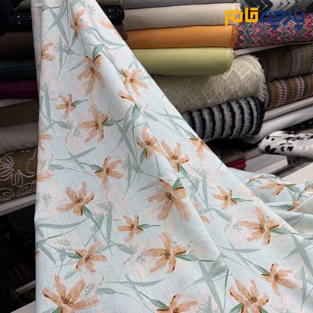 پارچه بهاره و تابستانه لینن طرحدار ایتالیایی زمینه آبی روشن گل شیپوری کد9582